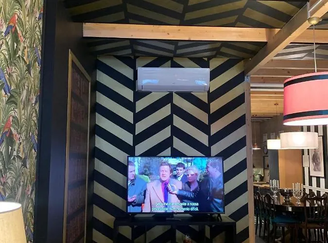 אורחן Largo Da Rainha, *